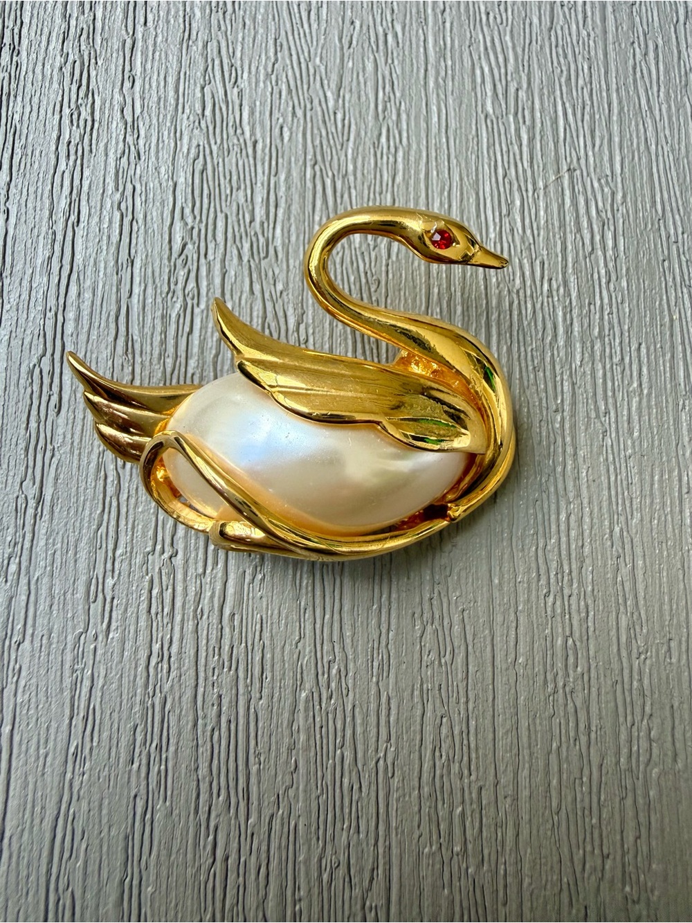 Vintage Lady Remington Swan Brooch Faux Pearl Red Rhinestone Eye Gold Tone